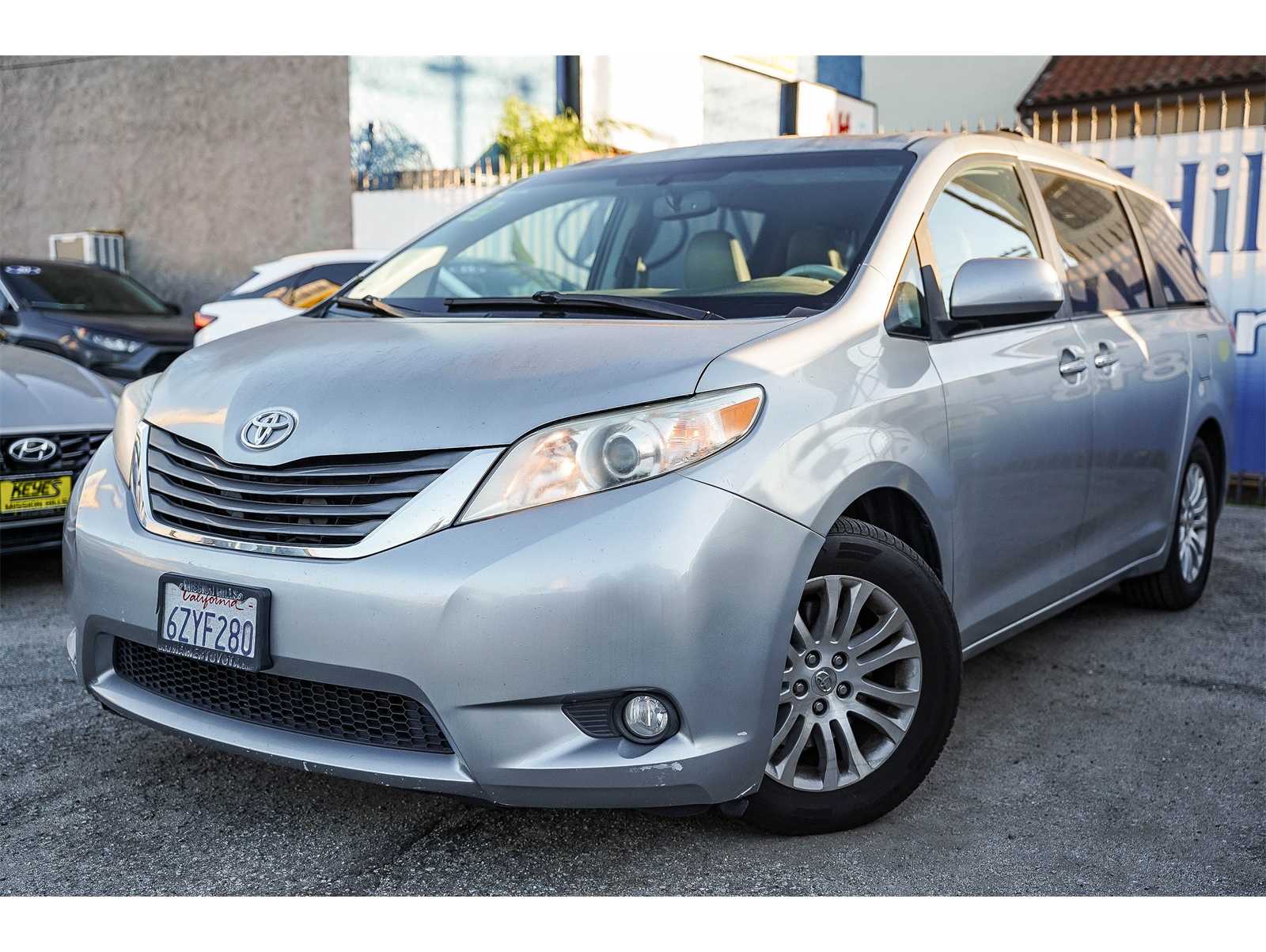 2013 Toyota Sienna XLE's photo