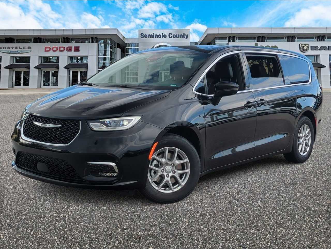 2026 Chrysler Pacifica Select's photo