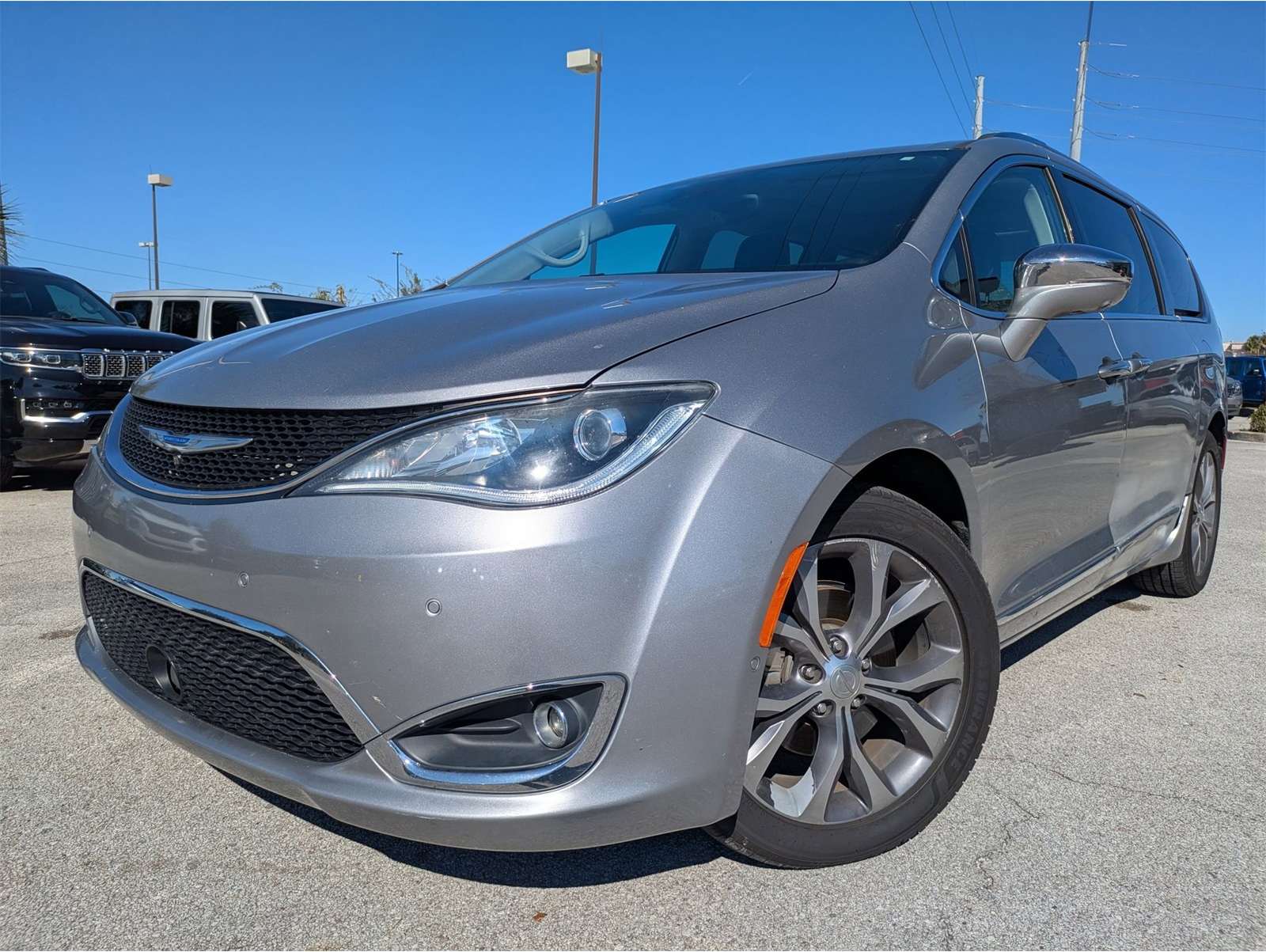 2019 Chrysler Pacifica Limited's photo