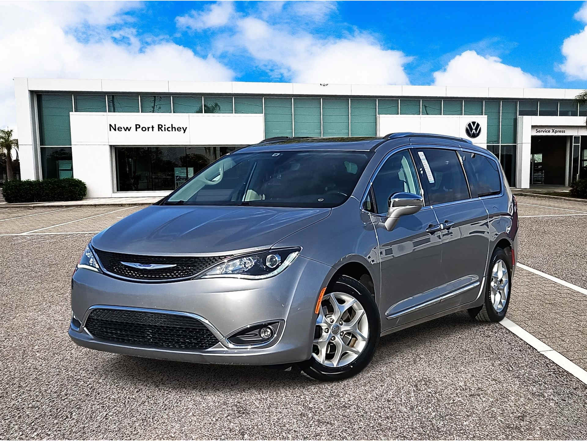2020 Chrysler Pacifica Limited's photo