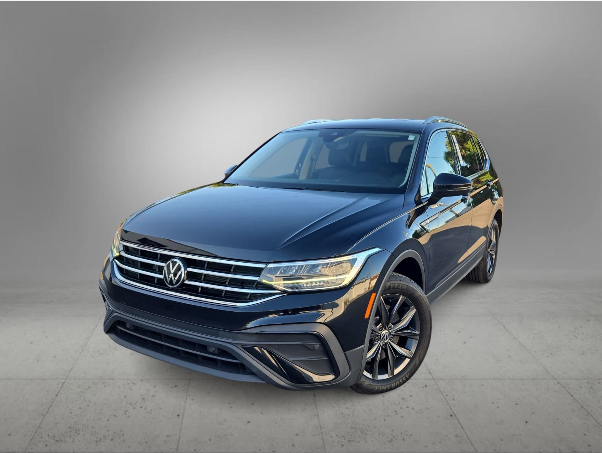 2023 Volkswagen Tiguan SE's photo