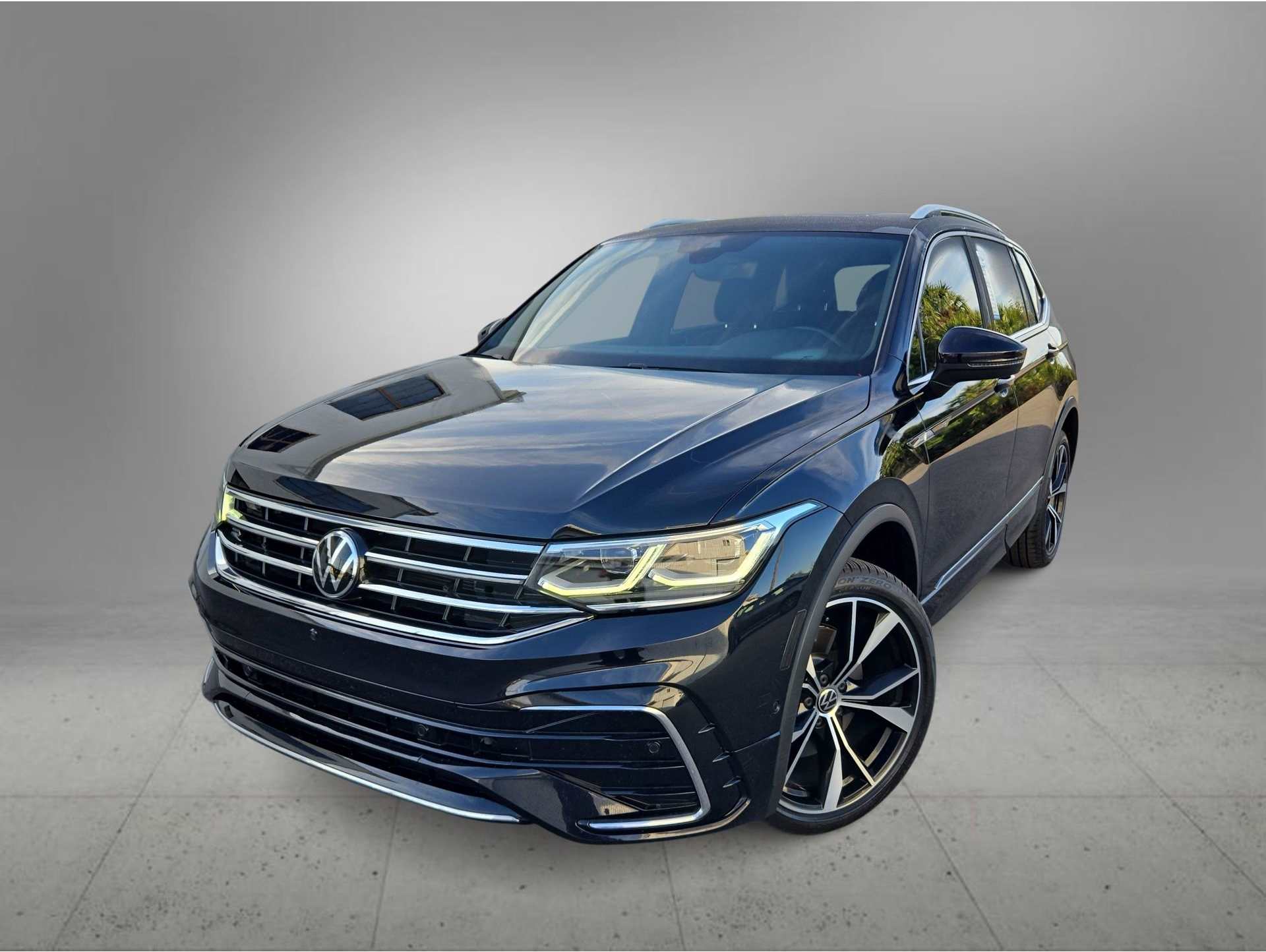 2023 Volkswagen Tiguan SEL R-LINE's photo