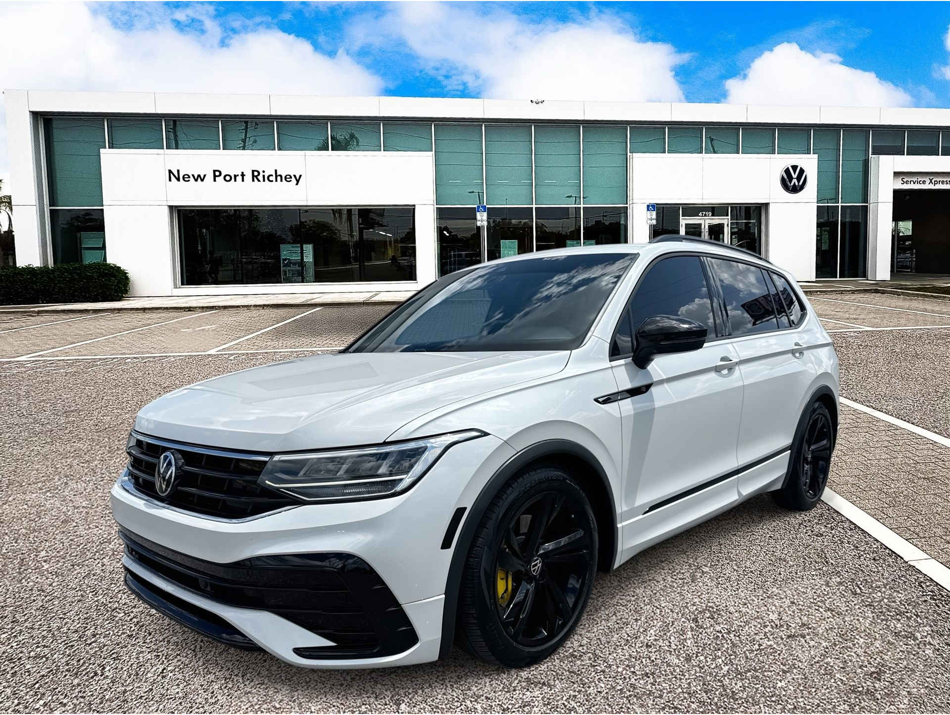2023 Volkswagen Tiguan SE R-LINE BLACK