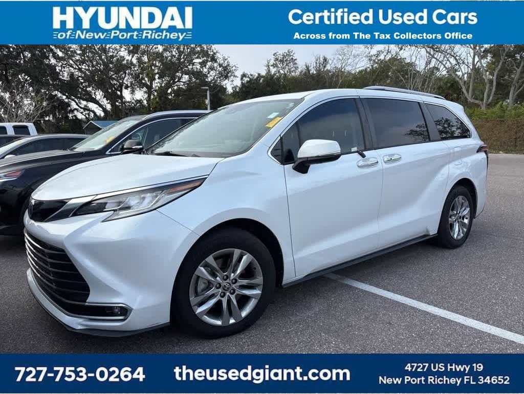 2022 Toyota Sienna Limited's photo