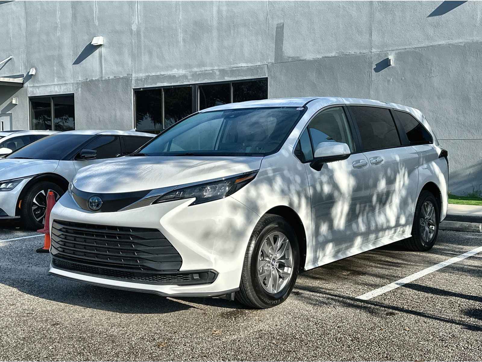 2024 Toyota Sienna LE's photo