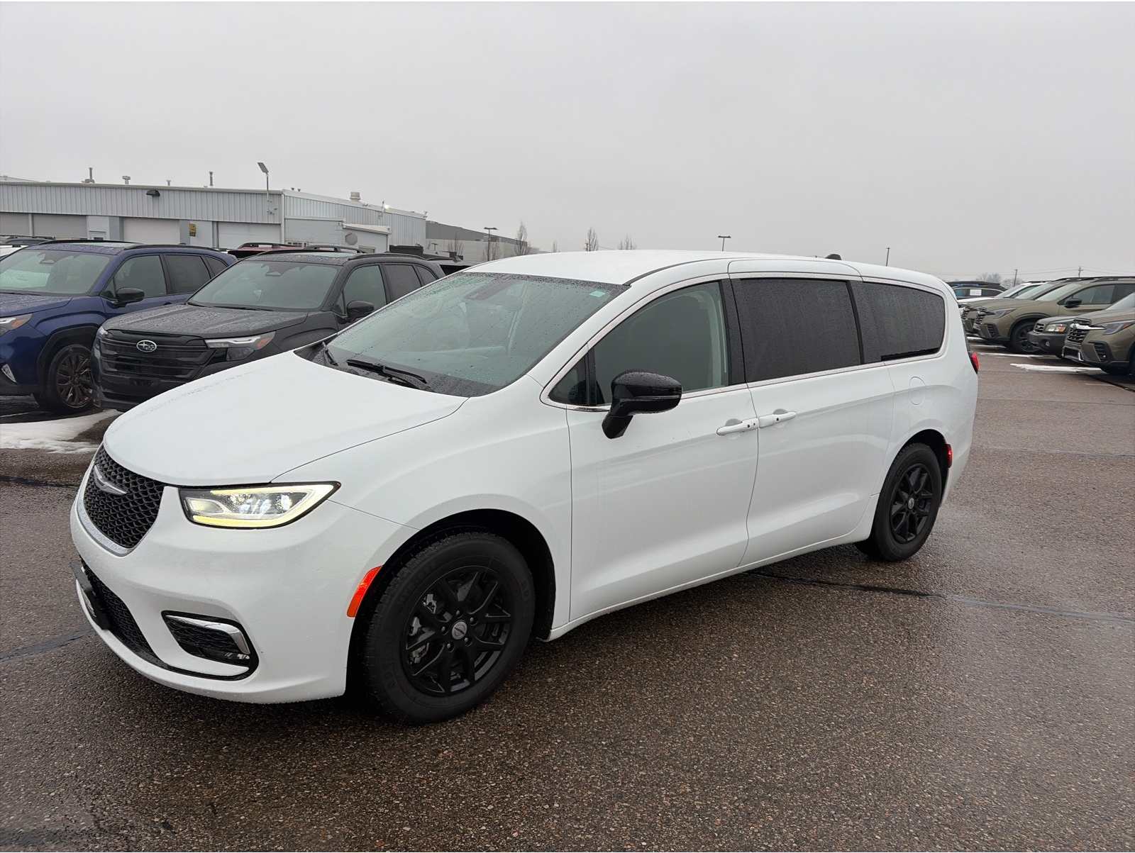 2024 Chrysler Pacifica Touring L's photo