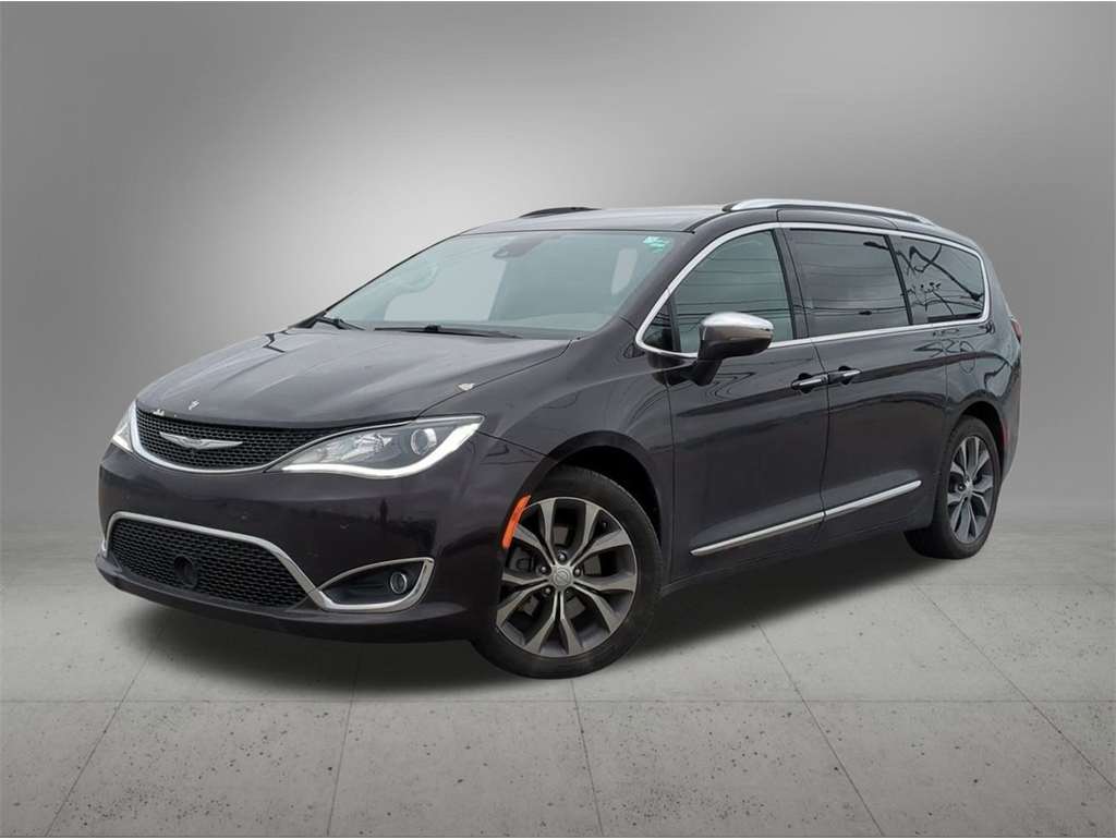 2017 Chrysler Pacifica Limited's photo