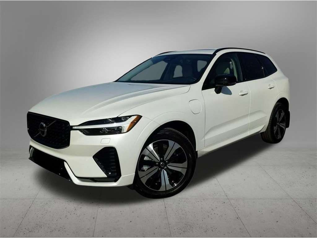 2025 Volvo XC60 Core's photo