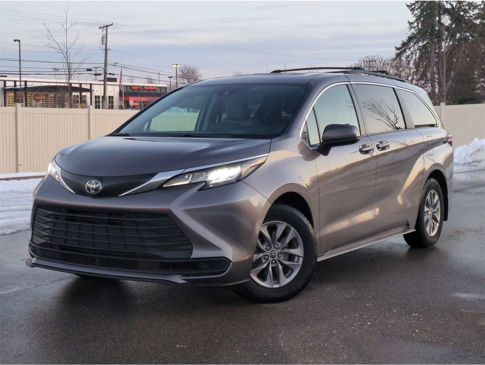 2022 Toyota Sienna LE's photo