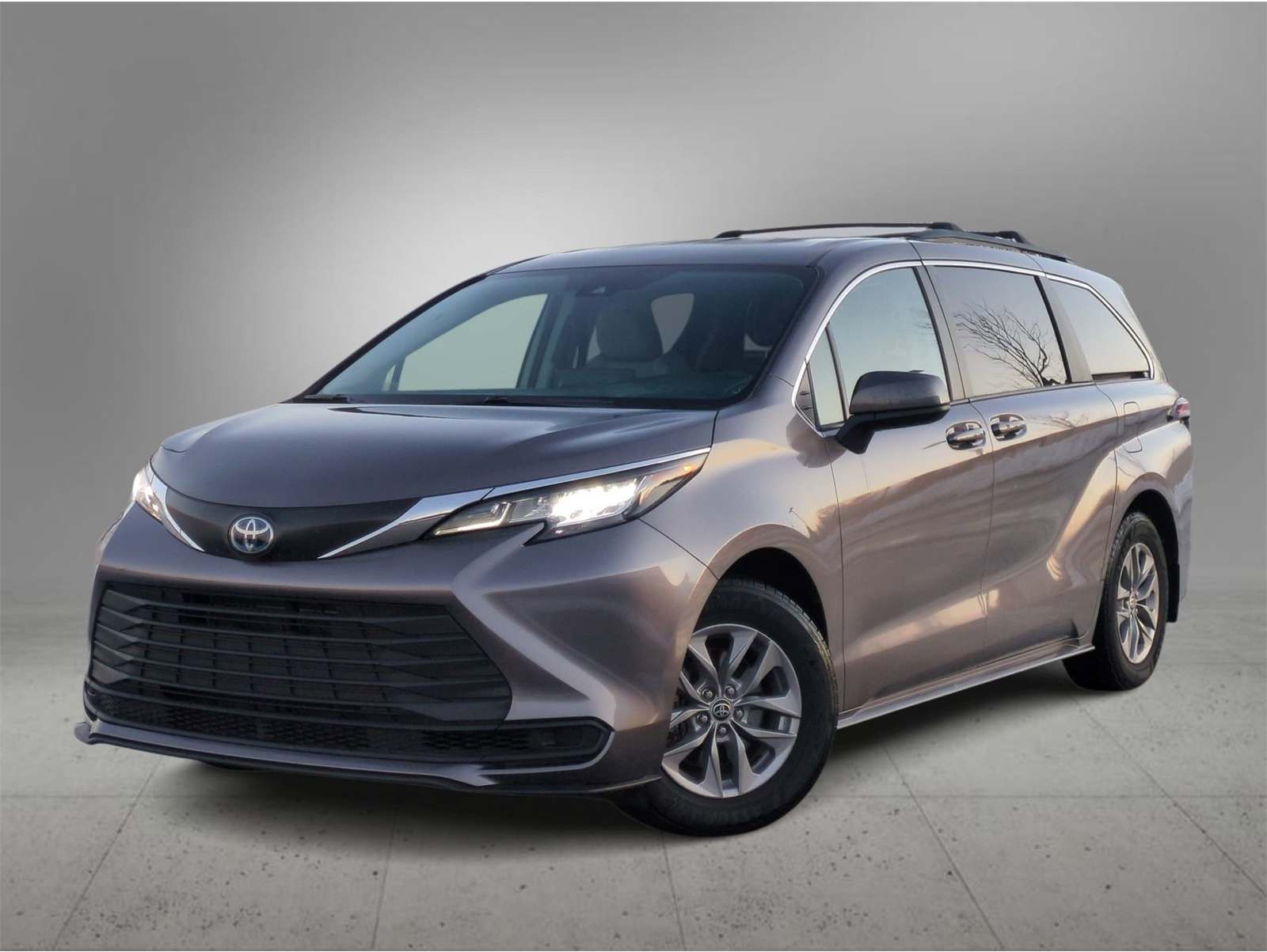 2022 Toyota Sienna LE's photo