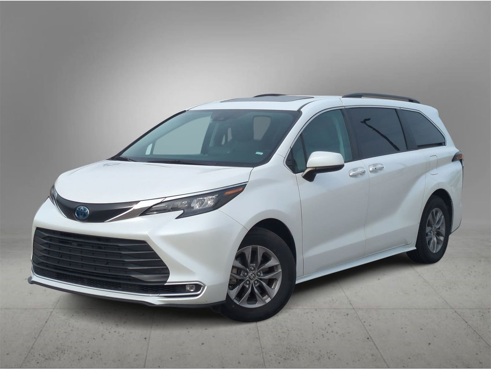 2024 Toyota Sienna XLE's photo
