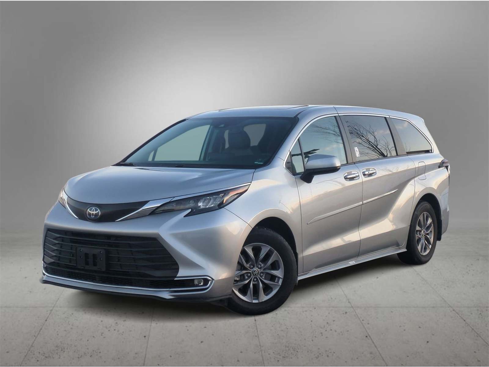 2024 Toyota Sienna XLE's photo