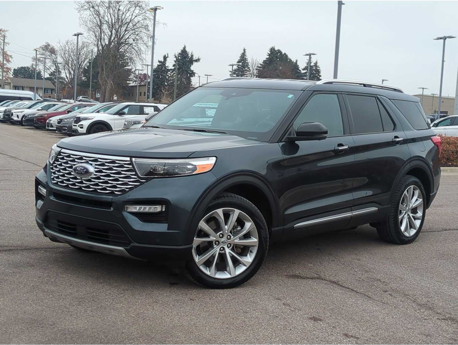 2023 Ford Explorer Platinum's photo