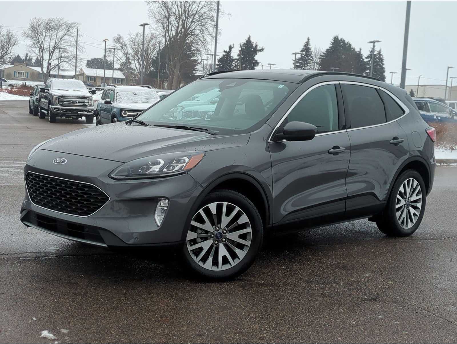 2022 Ford Escape Titanium's photo