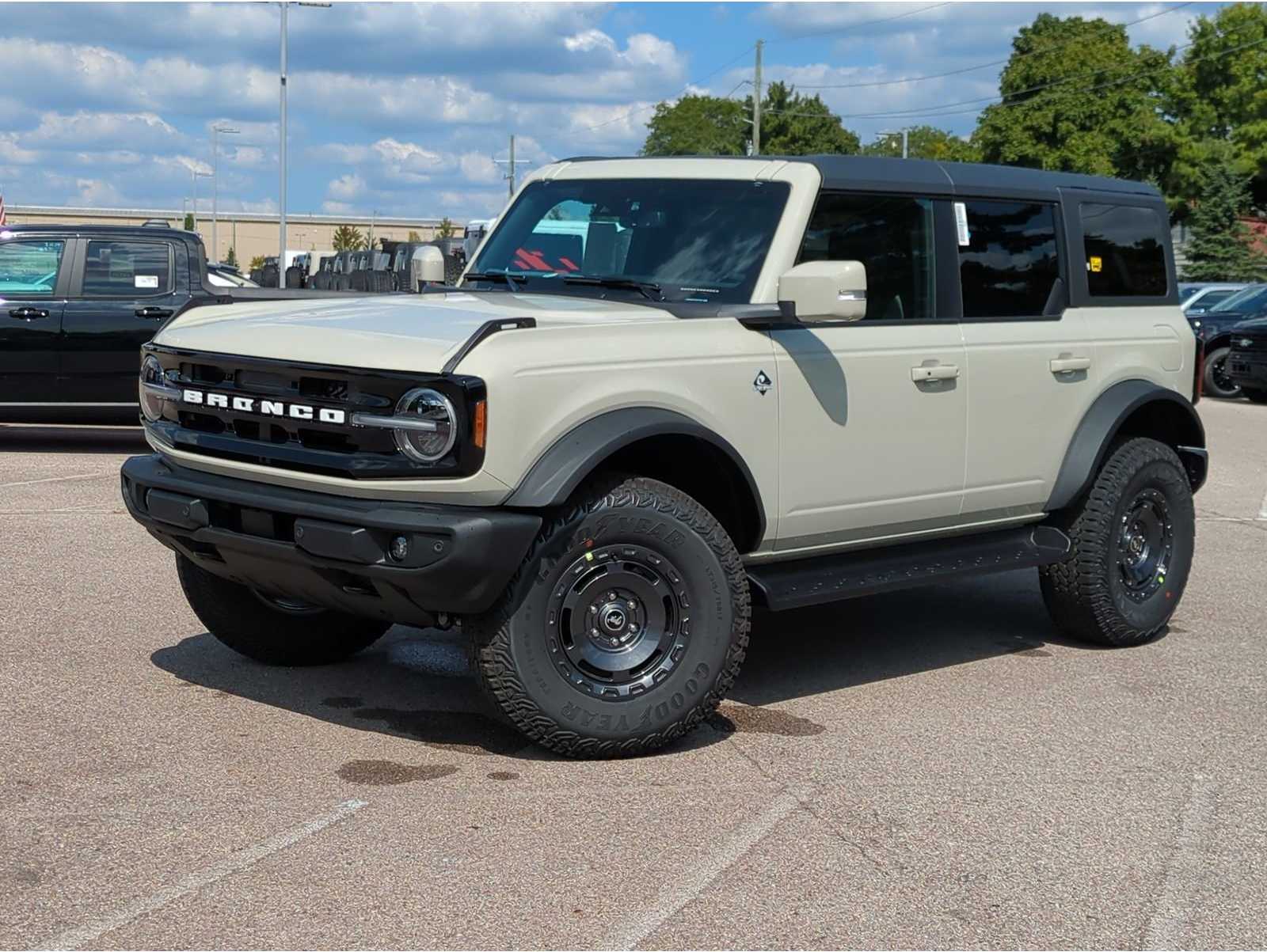 2025 Ford Bronco 4-Door Outer Banks's photo