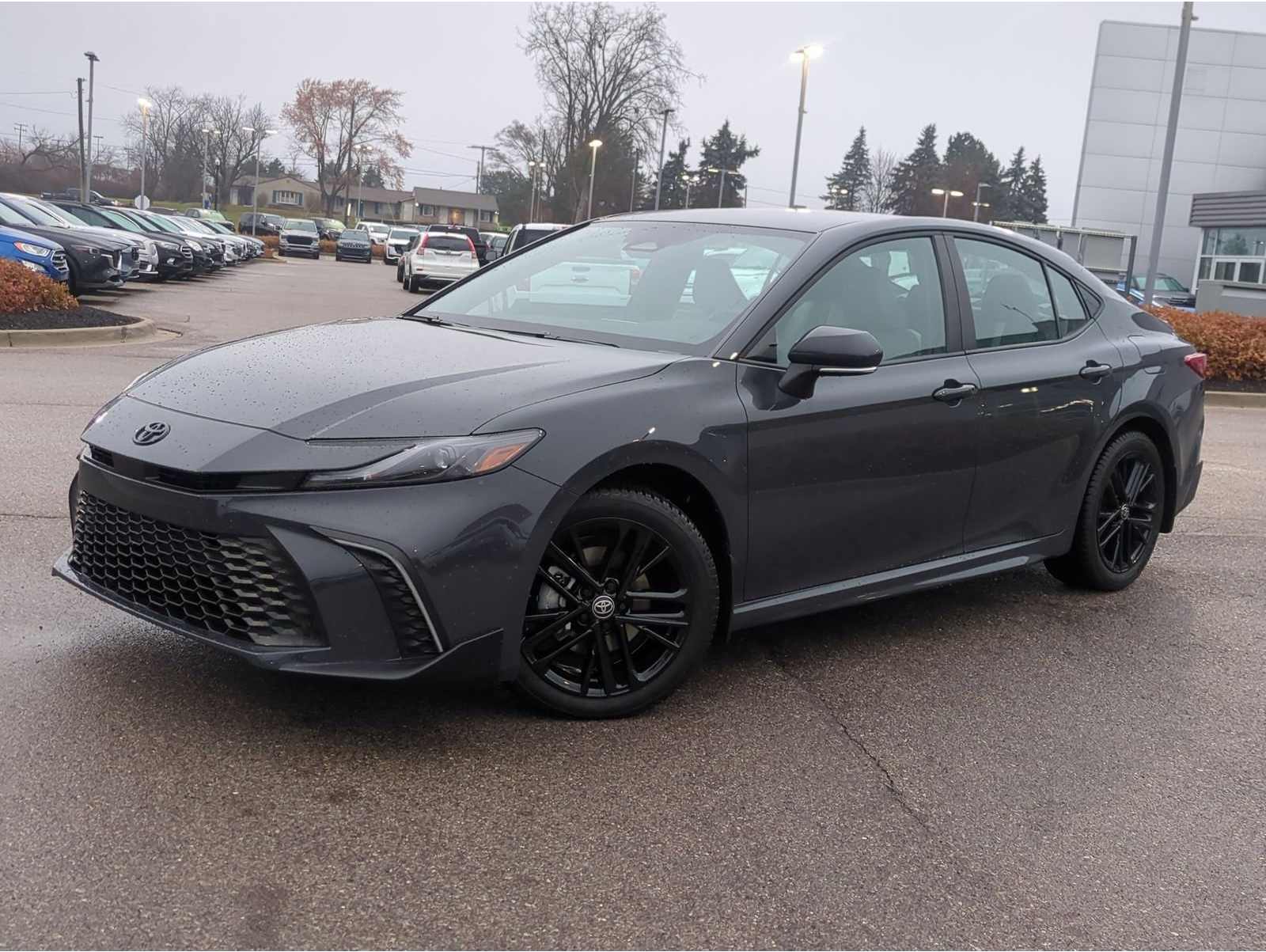 2025 Toyota Camry SE's photo