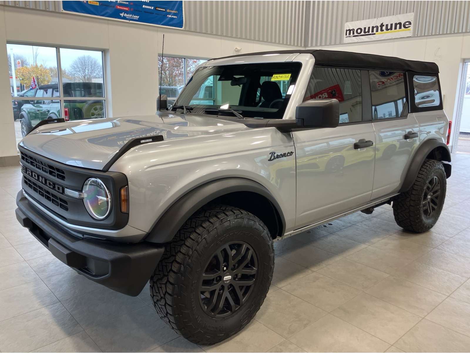 2023 Ford Bronco 4-Door Base's photo