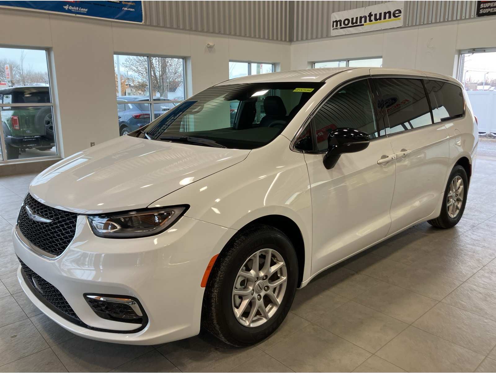 2025 Chrysler Pacifica Select's photo