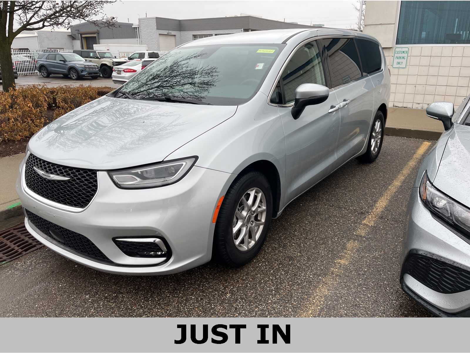 2023 Chrysler Pacifica Touring L's photo