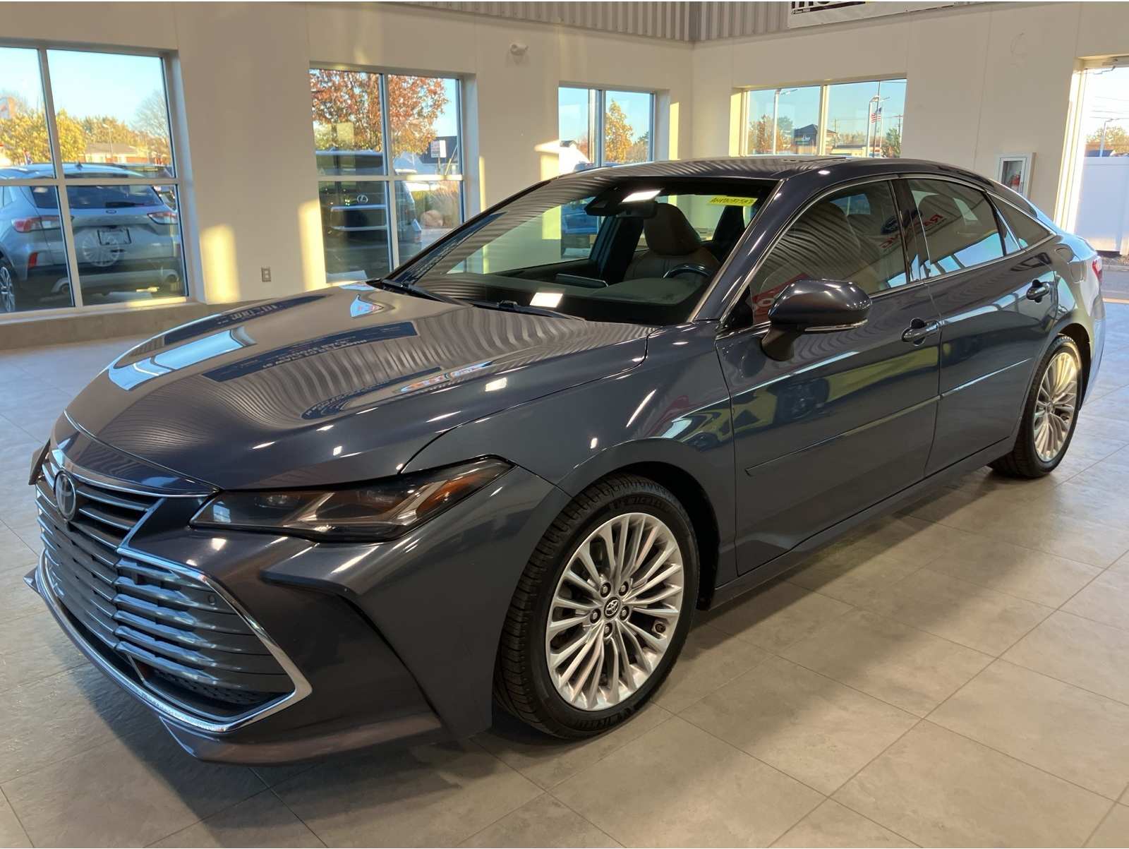 2019 Toyota Avalon Limited's photo