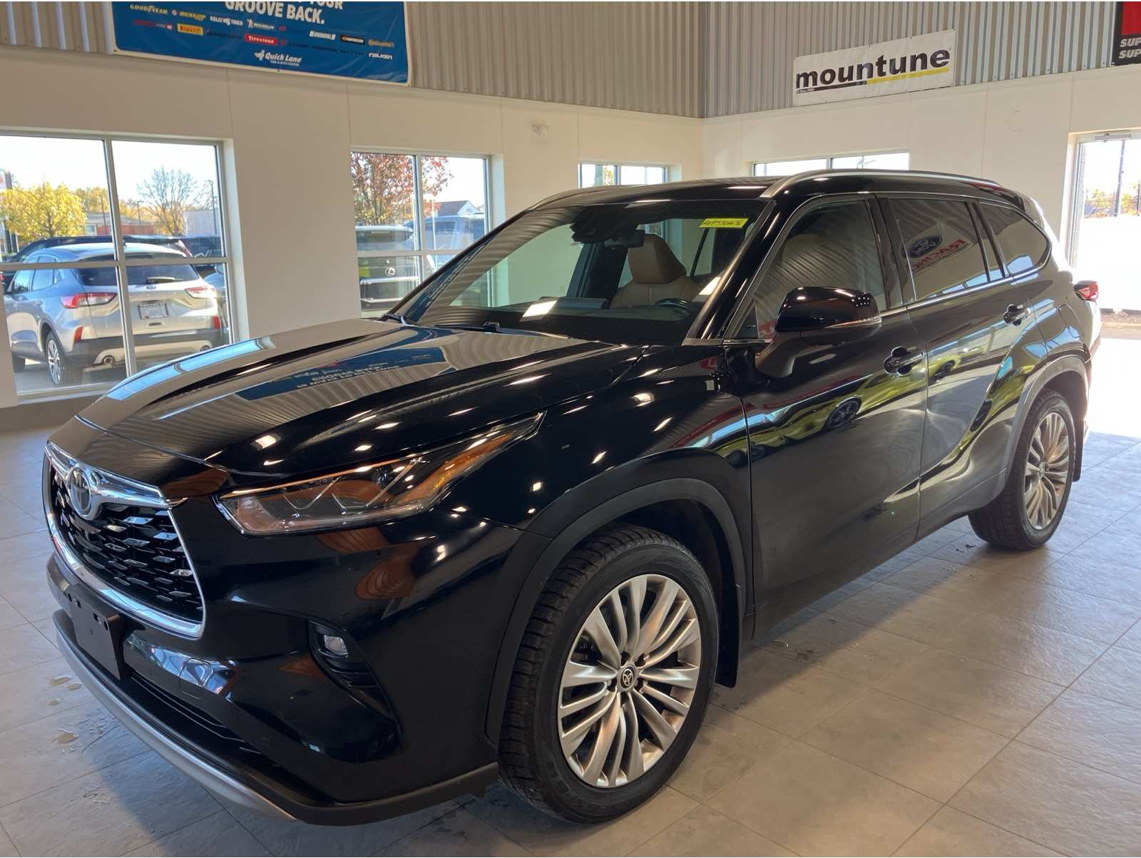 2023 Toyota Highlander Platinum's photo