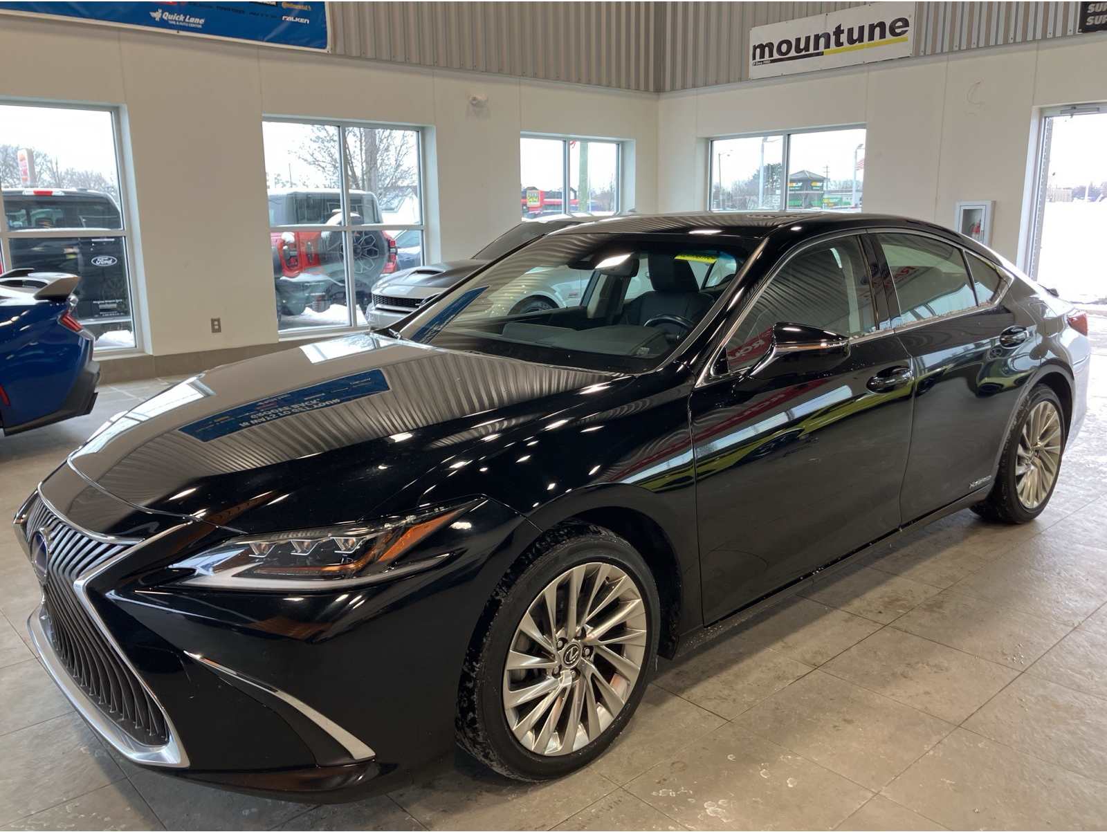 2019 Lexus ES Hybrid 300h's photo