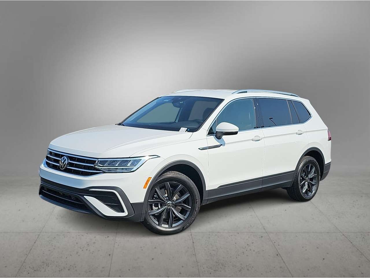 2024 Volkswagen Tiguan SE's photo