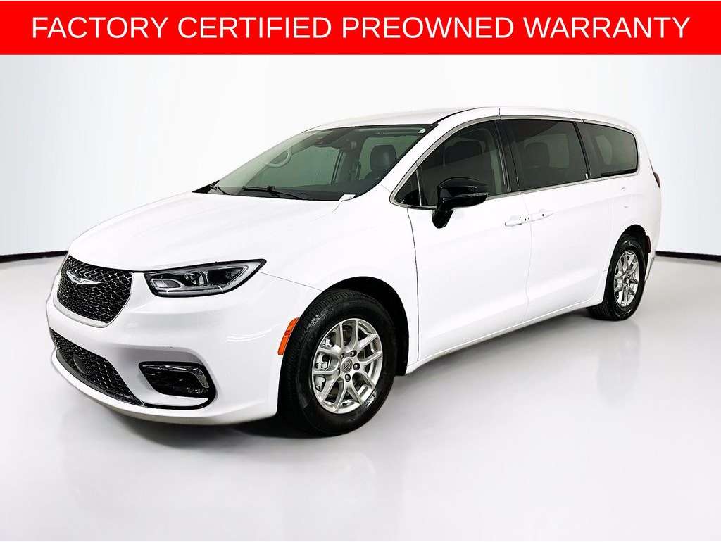 2024 Chrysler Pacifica Touring L's photo