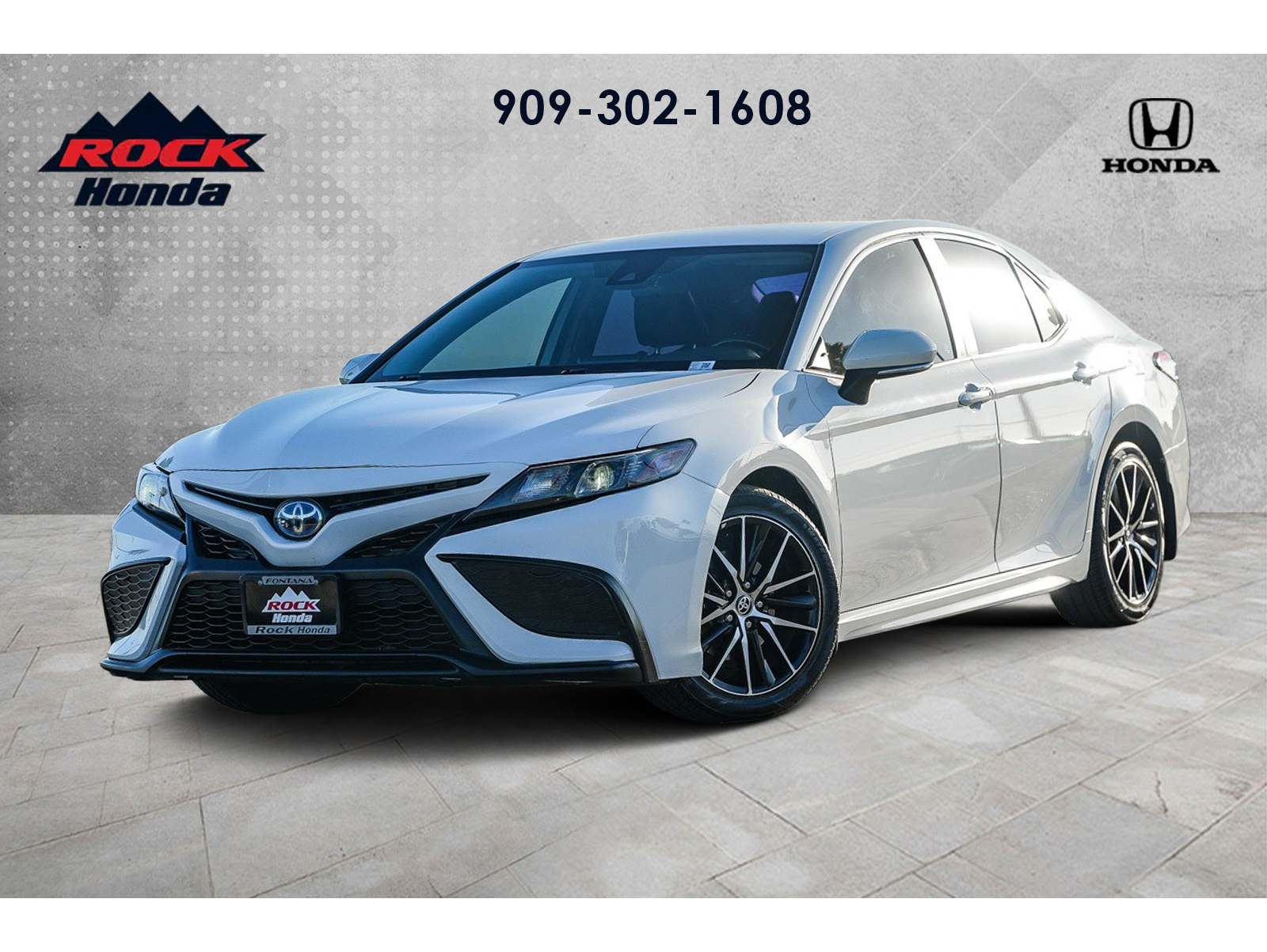 2023 Toyota Camry SE's photo