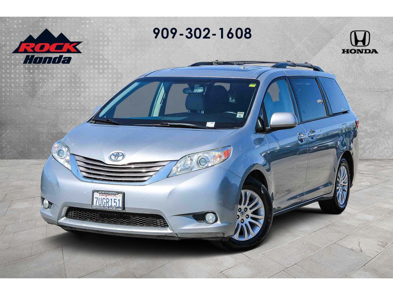 2016 Toyota Sienna XLE's photo