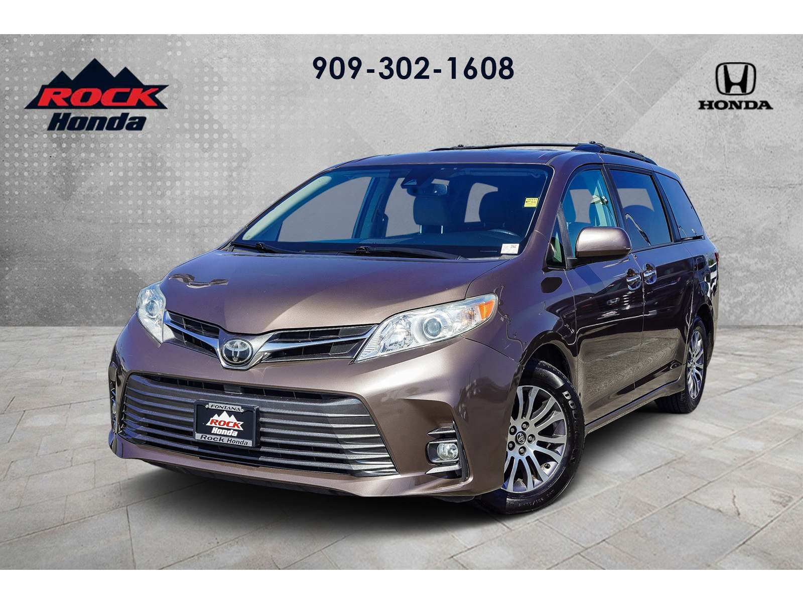 2019 Toyota Sienna XLE's photo