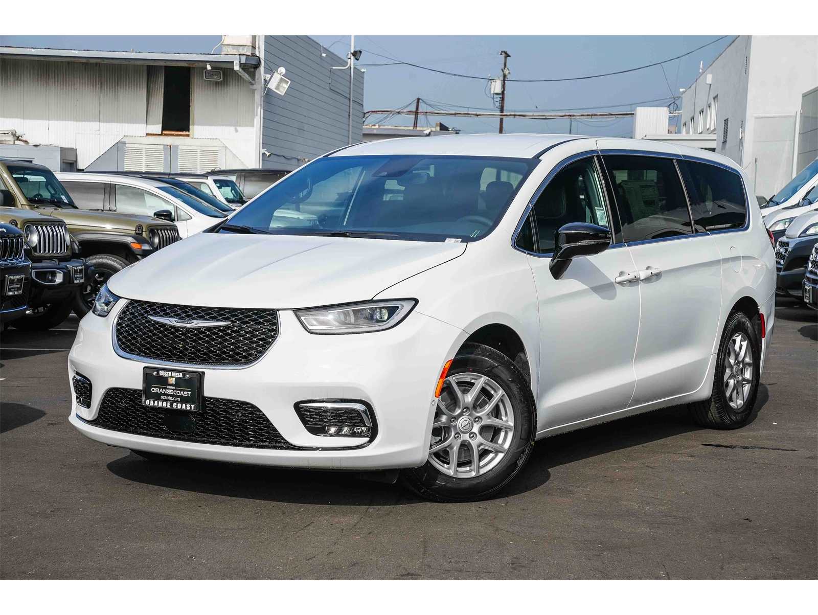 2026 Chrysler Pacifica Select's photo