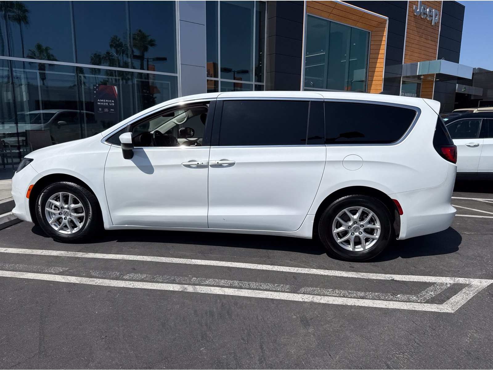 2022 Chrysler Voyager LX
