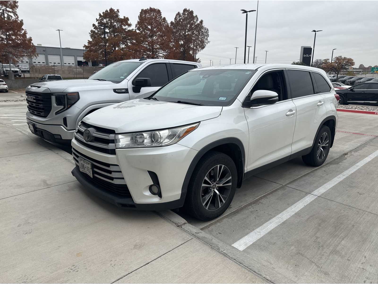 2019 Toyota Highlander LE Plus's photo