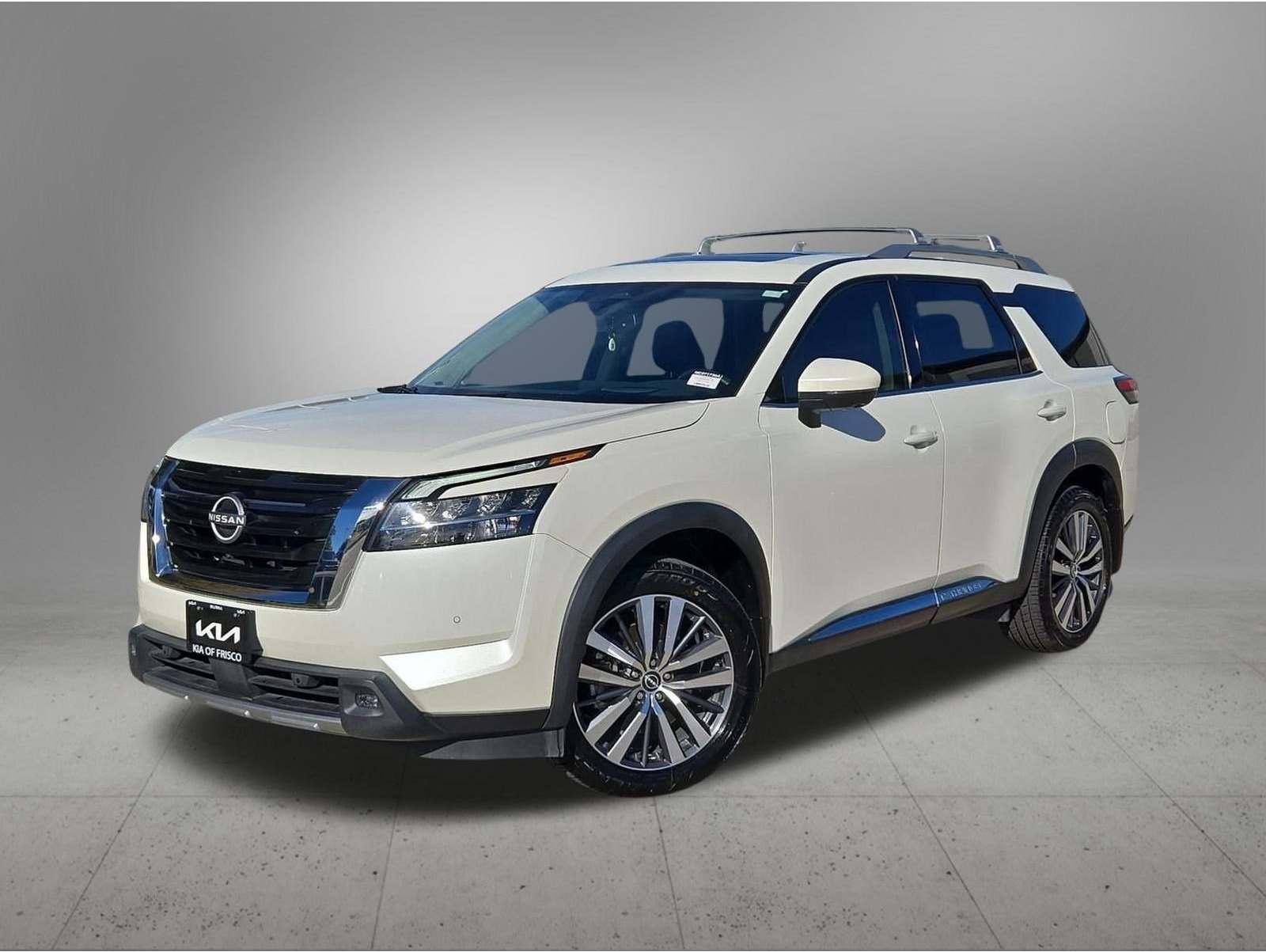 2022 Nissan Pathfinder Platinum's photo