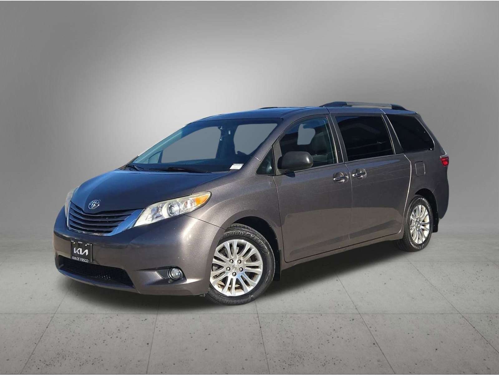 2017 Toyota Sienna XLE's photo