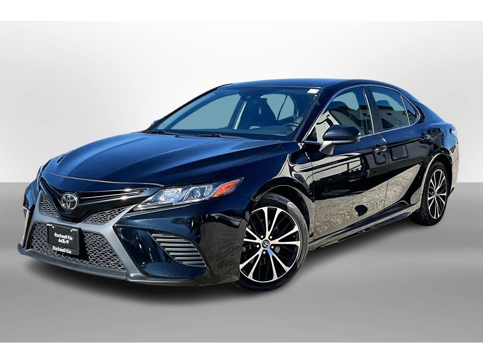 2020 Toyota Camry SE's photo