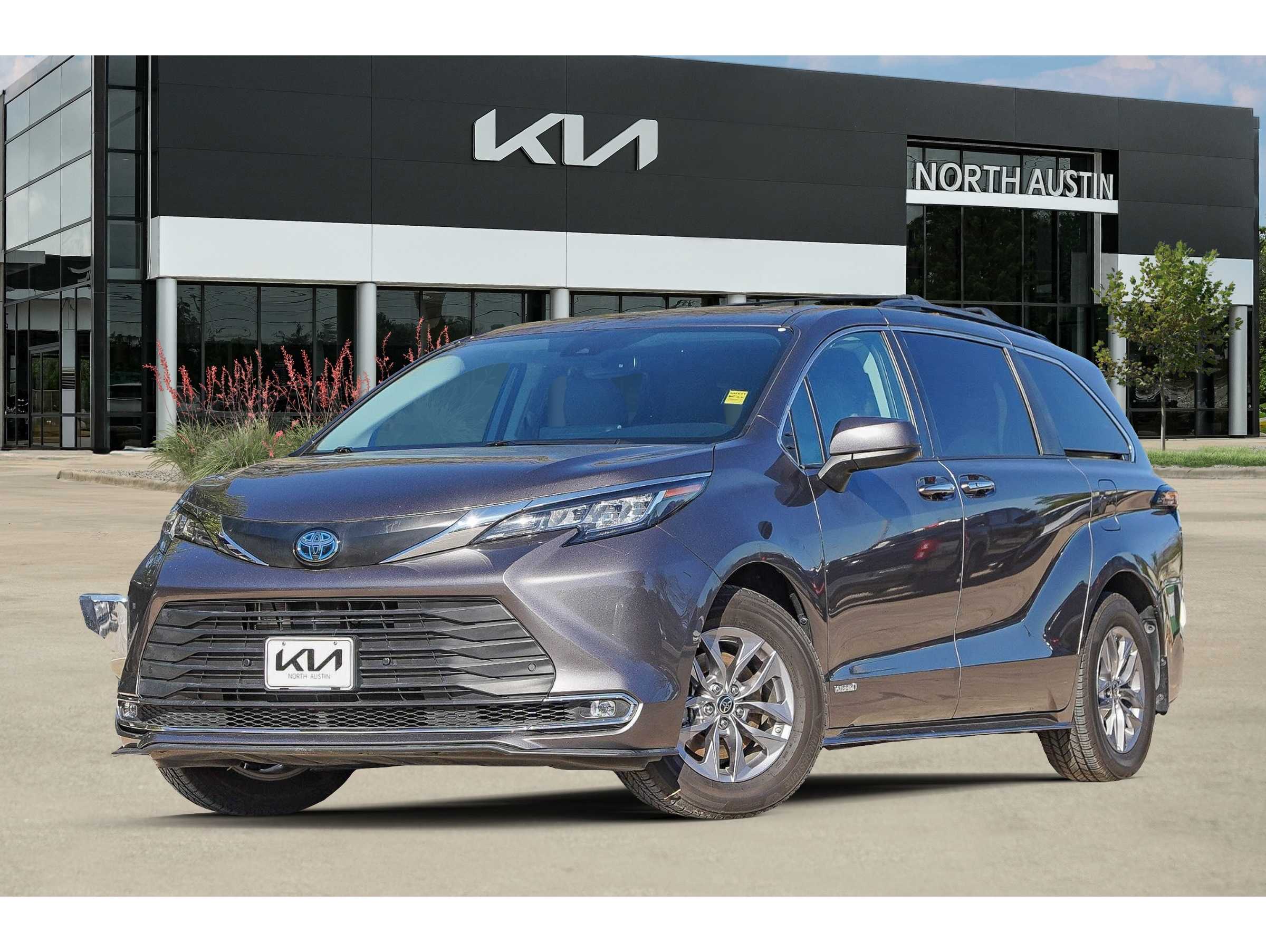 2021 Toyota Sienna XLE's photo