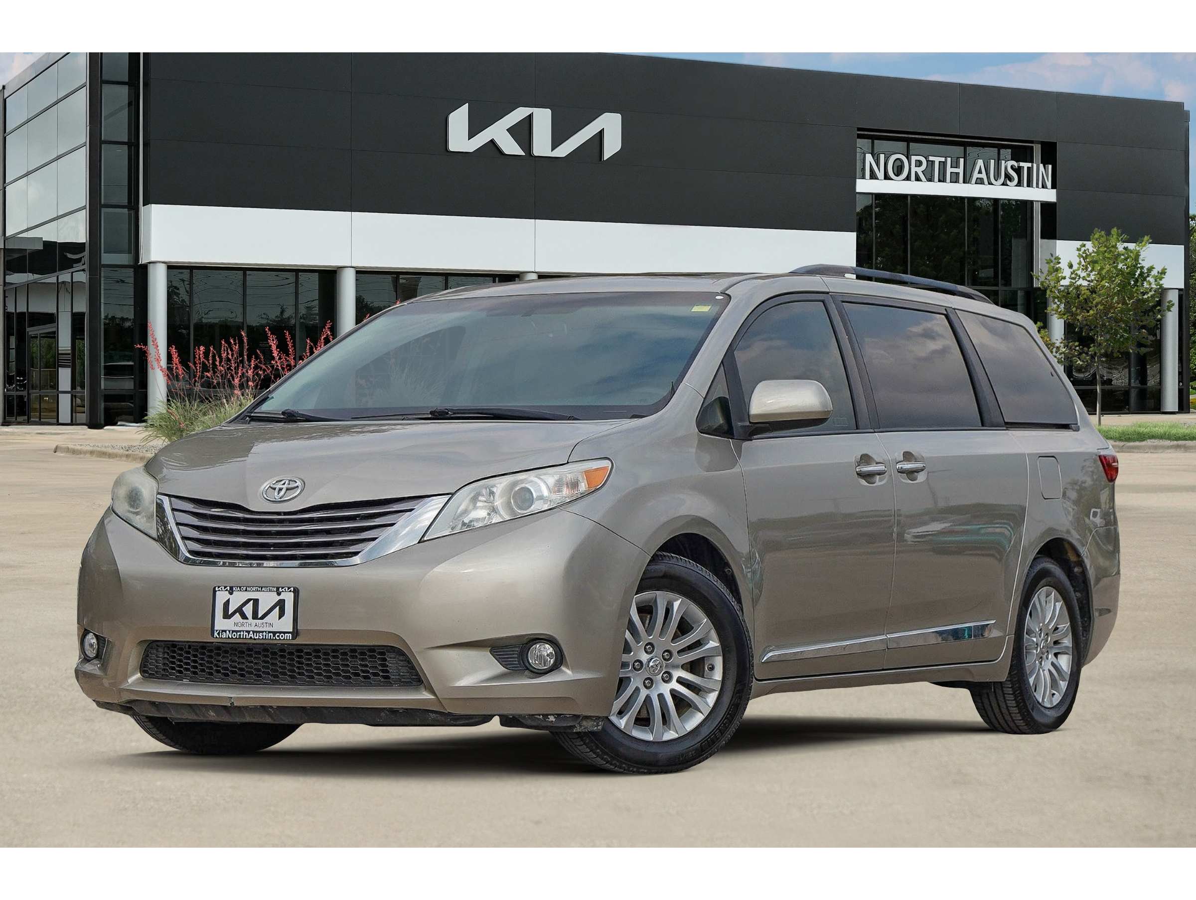 2017 Toyota Sienna XLE's photo