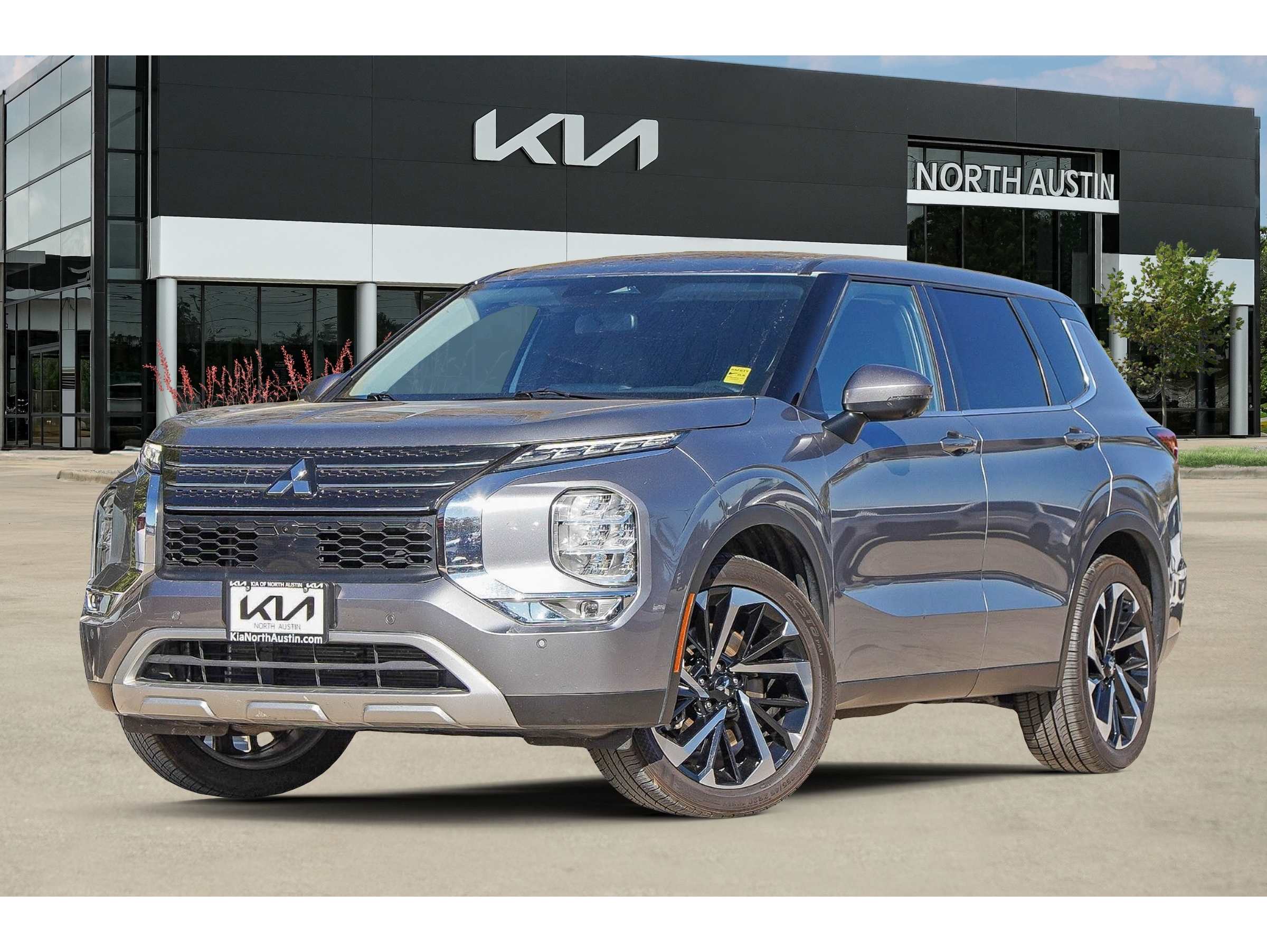 2023 Mitsubishi Outlander SE's photo