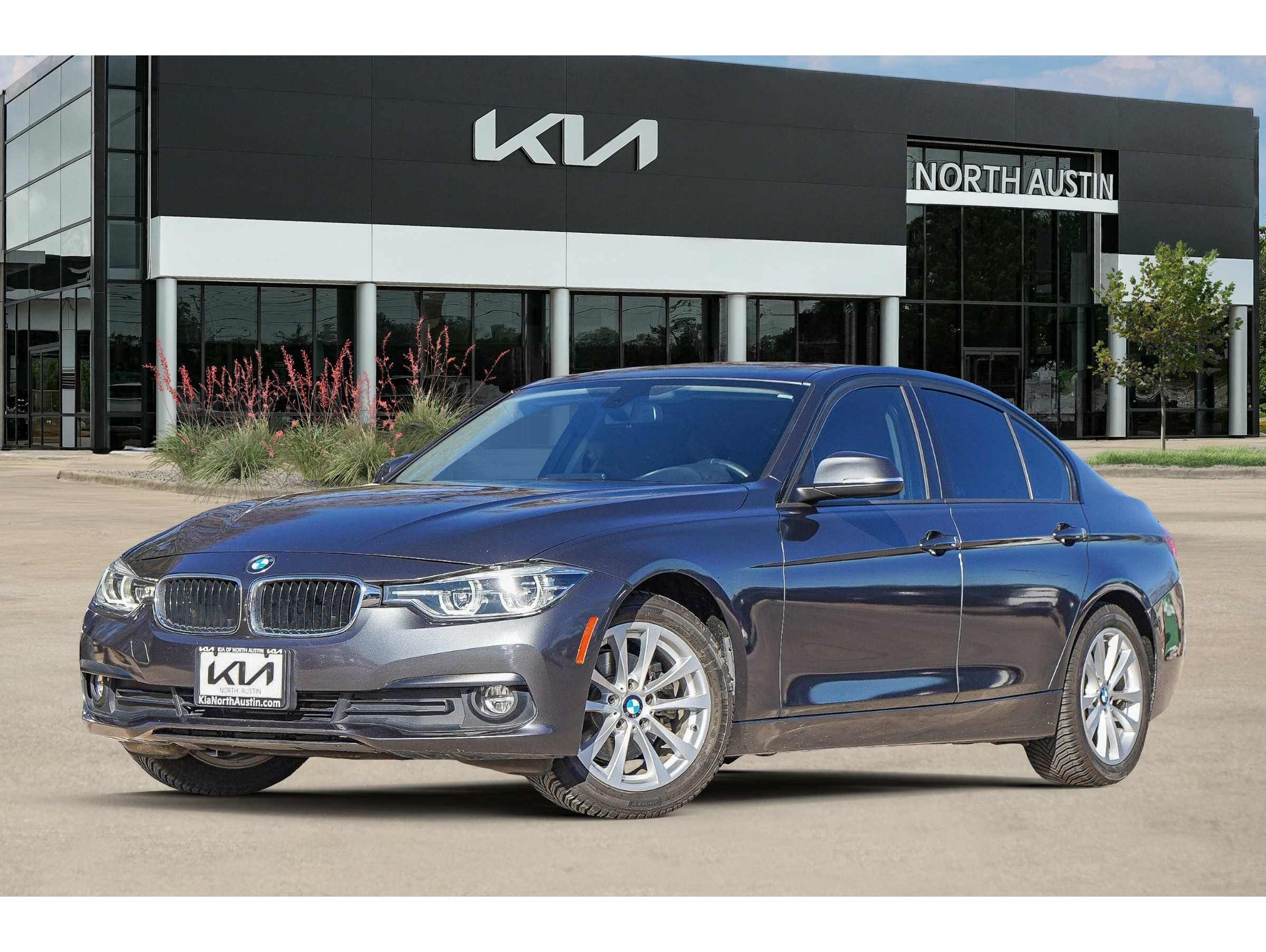 2018 BMW 3 Series 320i's photo