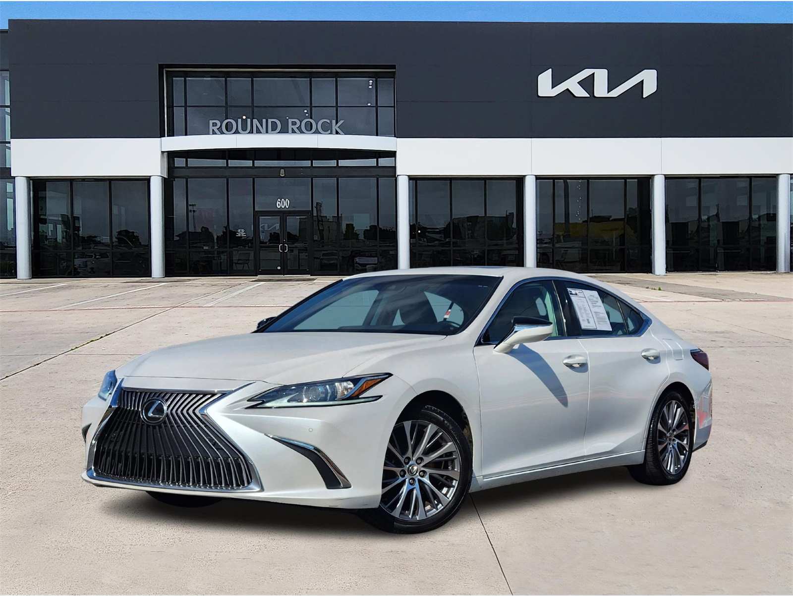 2021 Lexus ES 350's photo