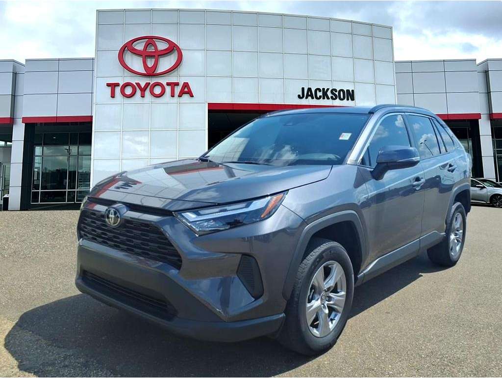 2024 Toyota RAV4 XLE's photo