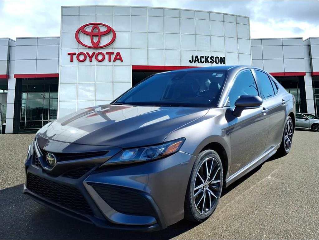 2022 Toyota Camry SE's photo
