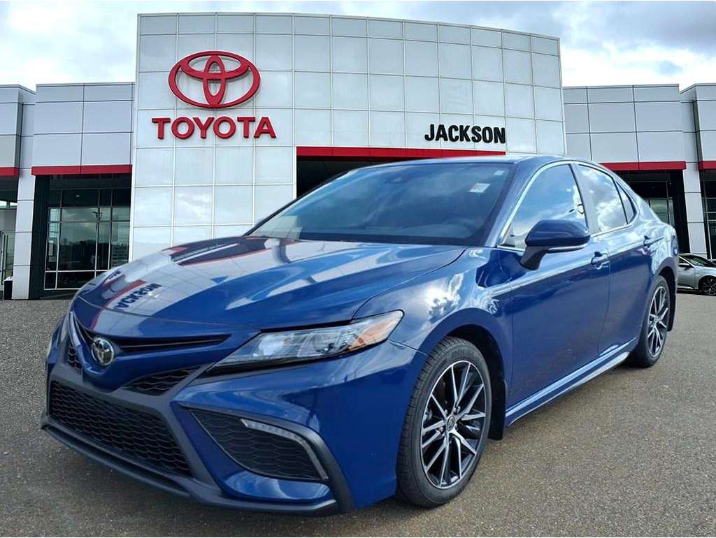 2024 Toyota Camry SE's photo