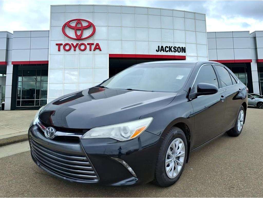 2015 Toyota Camry LE's photo