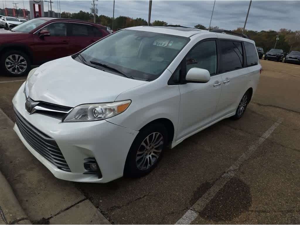 2019 Toyota Sienna XLE's photo