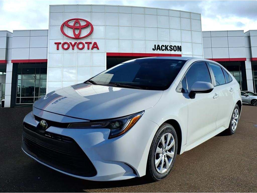 2024 Toyota Corolla LE's photo