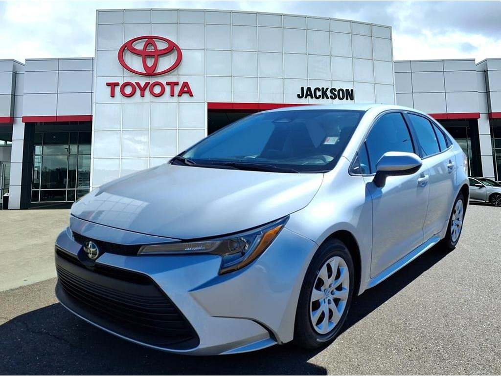 2024 Toyota Corolla LE's photo