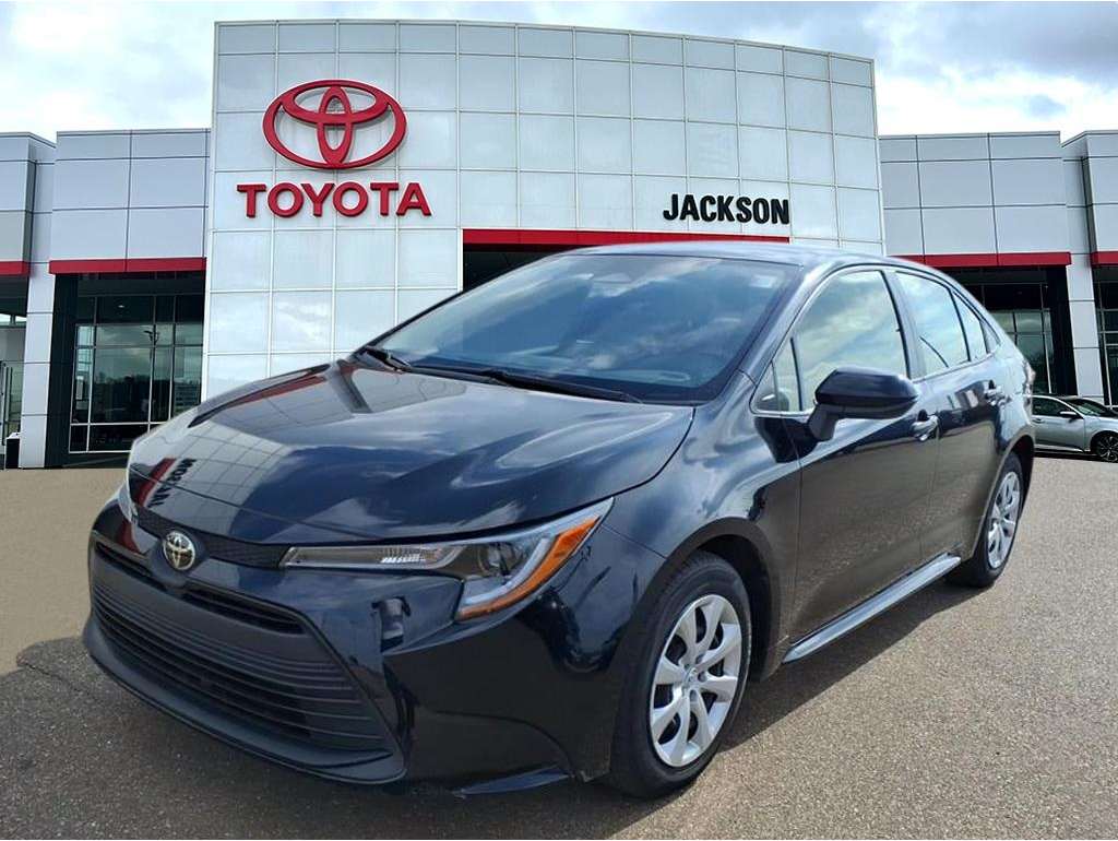 2023 Toyota Corolla LE's photo